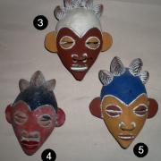 Petits masques en terre cuite