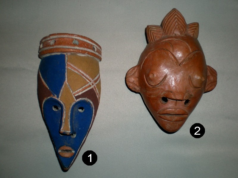 Petits masques en terre cuite, du Cameroun.
